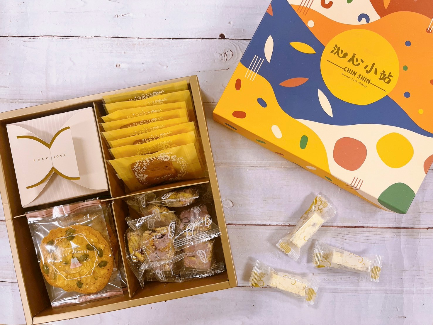 沁心新年禮盒，產品介紹沁心新年禮盒
原價 520元     特價 500元
內容物 : 南瓜子瓦片*6
            雪Q餅8片
            牛軋糖10入*1 
            核桃餅乾單片包*8
備貨日期 : 約 7 天
運費 : 本島170元,外島260元;自取請先聊聊
訂購專線 : 週~週五 上午9點至下午3點半
03-4799595#325290 ,329232
李小姐 , 張小姐