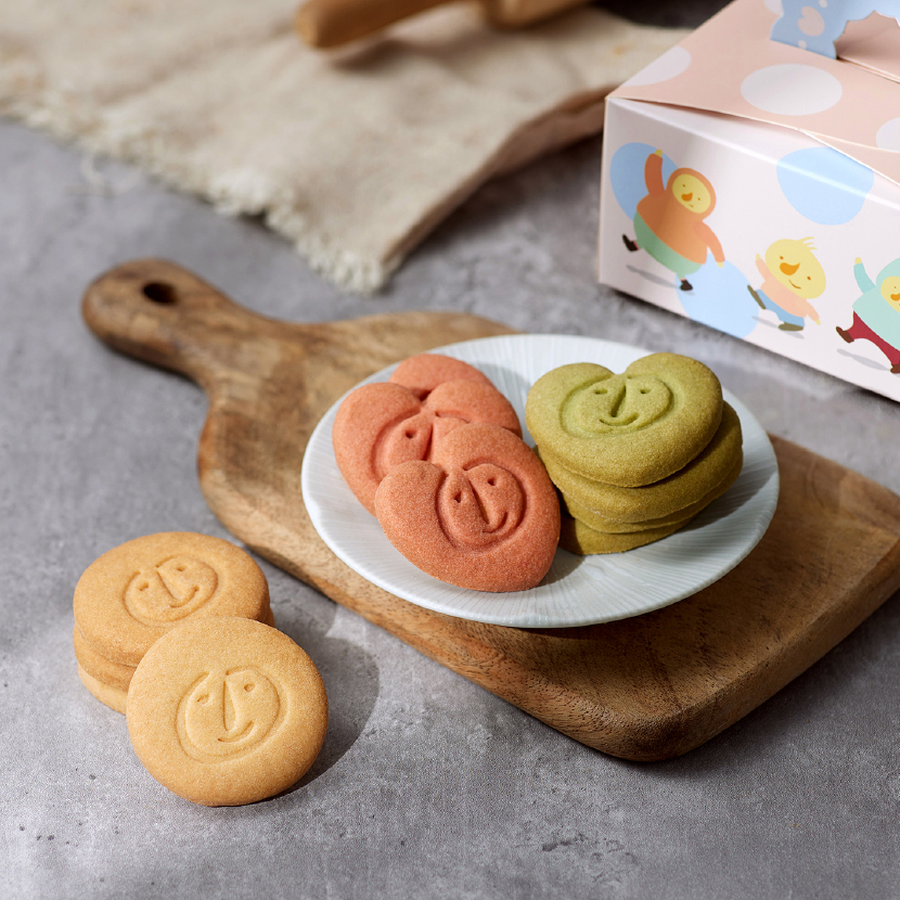 愛心造型LOGO餅乾，產品介紹喜憨兒的溫暖笑臉
搭配著經典原味的濃郁奶香
清幽沁人的抹茶風味，滿滿的扎實感受 帶給您清新細膩的好滋味
▏禮盒內容 ▏
愛心造型LOGO手工餅乾*10片入
-原味笑臉*10 片or抹茶笑臉*10片 包裝，單一口味
-蛋奶素
-提盒設計
-保存期限:20~25天(依產品標示為主)

★訂購期:10~14天前預訂

★接洽門市:喜憨兒桃園市府庇護商店
★訂購專線:03-3329003 or 03-3322101分機5190
★營業時間:每周一~周五 08:00~17:30
★電子信箱:ct03b08@careus.org.tw
★門市地址:桃園市桃園區縣府路1號1樓(市府大樓工商登記處旁)
★Line@客服:@249pjpfe