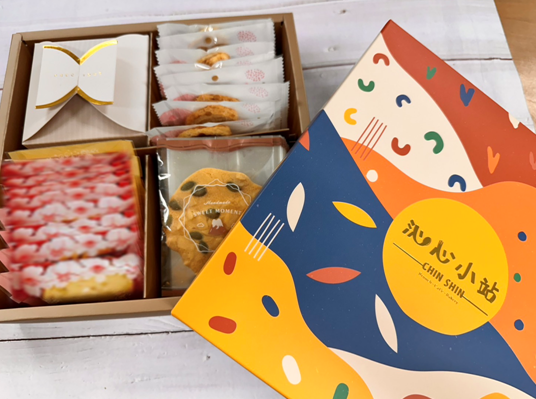 牛軋糖餅乾禮盒，產品介紹特價 : 500元
有效期限 : 30天
運費外加 : 運費因禮盒材積而異 , 僅提供參考如下 :
1盒 210元
2盒 290元
3~4盒 : 360元
5~6盒 : 400元
7盒(含)以上 , 免運費
訂購專線 : 週~週五 上午9點至下午3點半
03-4799595#325290 ,329232
或電 0972-383665 古小姐
內容物:
南瓜子杏仁瓦片單片包*6
蔓越莓手工餅乾單片包*8 
牛軋糖*10
蝴蝶派單片包*6