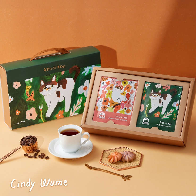 咖啡禮盒・啡語時光，產品介紹禮盒內容｜
100%高品質公平貿易認證咖啡
品味生活 質感享受
濃郁曼巴-濾掛式咖啡包6入
加勒比微風-濾掛式咖啡包 6入


★訂購期:10~14天前預訂

★接洽門市:喜憨兒桃園市府庇護商店
★訂購專線:03-3329003 or 03-3322101分機5190
★營業時間:每周一~周五 08:00~17:30
★電子信箱:ct03b08@careus.org.tw
★門市地址:桃園市桃園區縣府路1號1樓(市府大樓工商登記處旁)
★Line@客服:@249pjpfe
