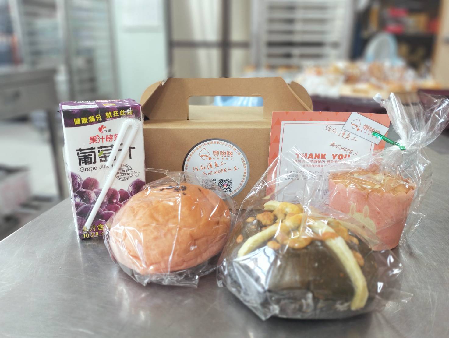 手工烘焙西式餐盒，產品介紹各式活動/會議必備餐盒，100元起，圖片僅供參考，可客製化，請來電03-3698553#2621洽詢