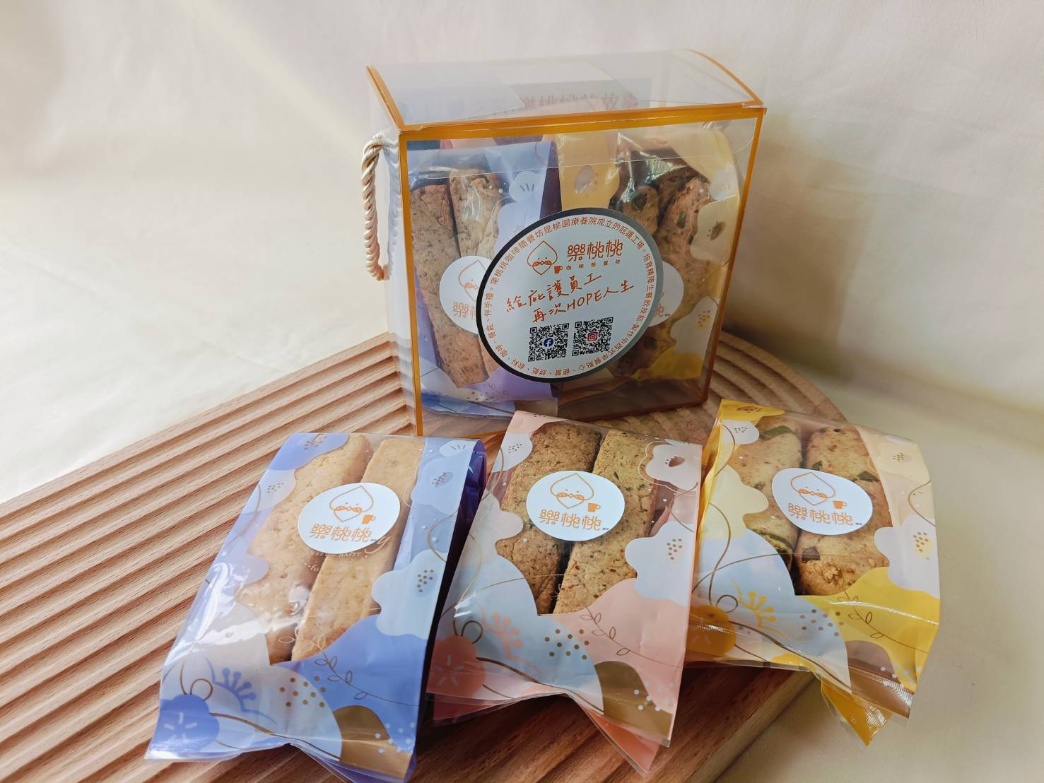 鹹味手工乳酪棒禮盒，產品介紹手工乳酪棒5入*3（青蔥/洋蔥/黑胡椒），另有原味及咖啡口味，可客製化，請來電03-3698553#2621洽詢