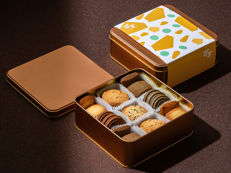 (NEW)鐵盒餅乾—繁花似錦，產品介紹8/31前下單享早鳥95折優惠!
內容物：
法式沙布列8片、濃焙茶沙布列8片
金黃亞麻籽酥餅6片、香濃黑芝麻酥餅3片
黑芝麻維也納酥餅3片、摩卡維也納酥餅3片
保存方式：常溫陰涼處可保存45天
禮盒規格：17.5*17.5*7cm，鐵盒，附提袋