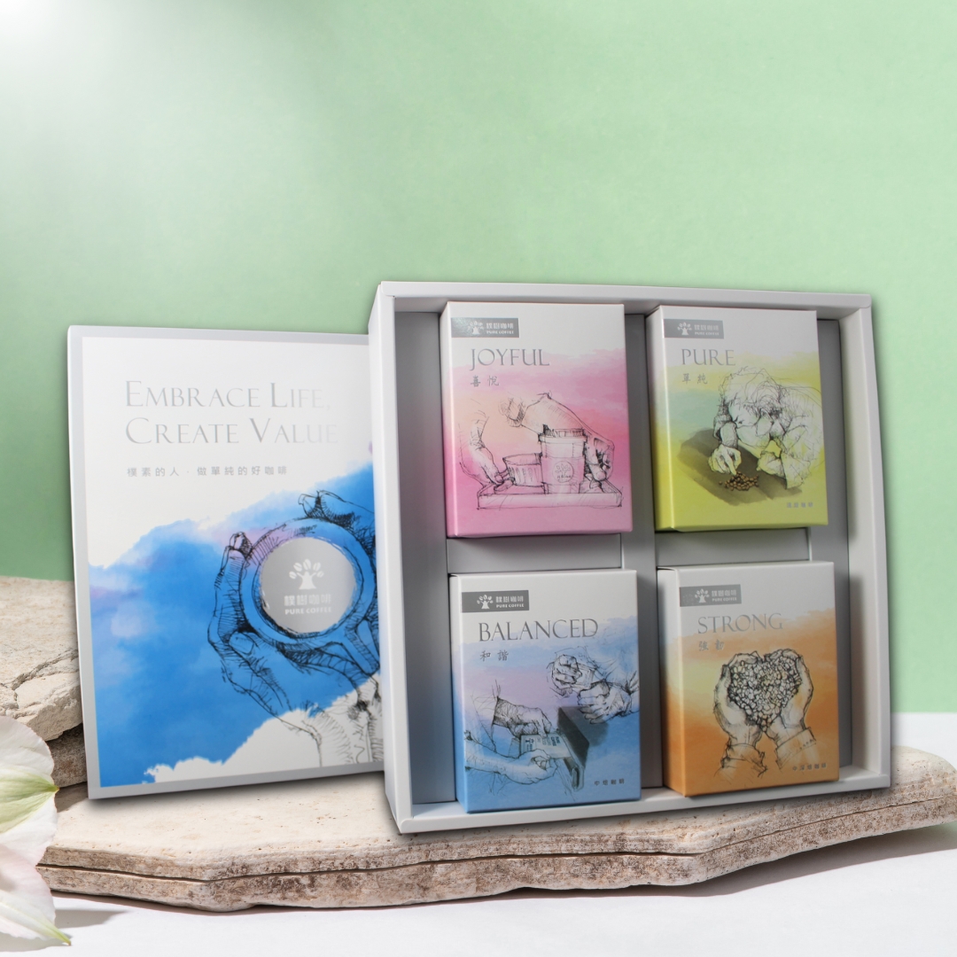 【樸樹咖啡】豐盛禮盒，產品介紹2019年，勝利基金會創辦樸樹咖啡，讓身心障礙者在庇護工場中以專業與自信，製作出高品質咖啡。

這次的「豐盛禮盒」以四種咖啡呼應團隊特質：
Pure單純｜Balanced和諧｜Strong強韌｜Joyful喜悅
並以藝術手繪紀錄夥伴們「專注做好咖啡」的心意。

【禮盒內容】
⭐衣索比亞 谷吉 日曬 淺烘焙
⭐哥倫比亞 克菈菈莊園 水洗 中烘焙
⭐哥斯大黎加 布蘭卡 黃蜜處理 中烘焙
⭐精品曼巴 中深烘焙
（每款8入，共32包，11g濾掛包）

保存期限：12個月
訂購期：10盒內 7天前｜30盒內 14天前