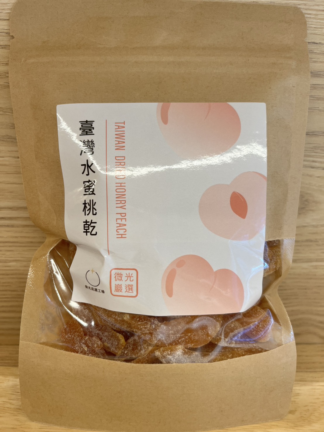 臺灣水蜜桃乾 150g(±5g)，產品介紹低溫烘焙製成的水蜜桃乾，嚴選新鮮水蜜桃低溫烘製，果香濃郁、甜而不膩。每一口都滿滿果香，小孩與女孩的最愛！

咬下去是柔軟的果肉，滿嘴飄散淡淡蜜桃香。自然不膩的甜味，溫柔又清爽，是午後休憩或野餐小食的療癒首選。

售價：150g (±5g) / 250元



原料生產通過ISO22000、HACCP驗證、原料通過SGS檢驗，品質符合國家標準。

本產品已投保富邦產險產品責任1000萬，敬請安心食用。