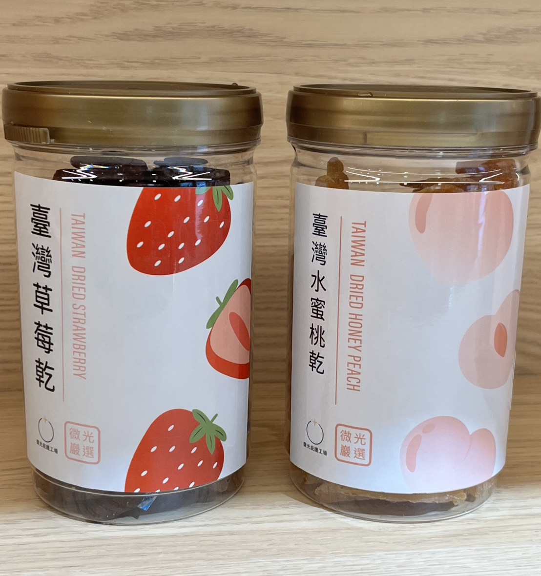 暢銷特惠組 (草莓+水蜜桃)，產品介紹人氣組合特惠
臺灣水蜜桃乾 (罐裝250g±10g) + 臺灣草莓乾 (罐裝250g±10g)

原料生產通過ISO22000、HACCP驗證、原料通過SGS檢驗，品質符合國家標準。

本產品已投保富邦產險產品責任1000萬，敬請安心食用。