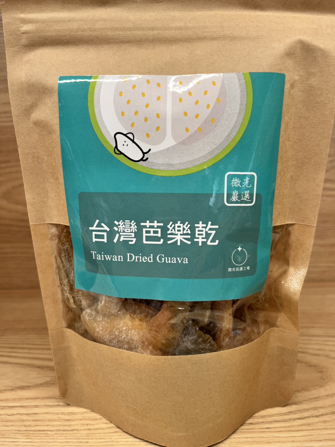 臺灣芭樂乾 150g(±5g)，產品介紹低溫烘焙製成的芭樂乾，

完美鎖住芭樂獨有的甘甜及香氣，

口感軟嫩，易於保存和食用，

大人小孩都適合，真是伴手禮的最佳選擇！



售價：150g (±5g) / 180元



﻿原料生產通過ISO22000、HACCP驗證、原料通過SGS檢驗，品質符合國家標準。

本產品已投保富邦產險產品責任1000萬，敬請安心食用。
