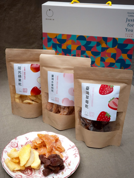 微光 蜜選好果乾禮盒，產品介紹陽光蘋果乾
蘋果乾散發淡雅果香，咬起來清脆柔甜、爽口不黏牙，越嚼越香，風味乾淨俐落。自然甜味輕盈不膩，是隨手享用的舒心小點。
售價：150g (±5g) / 250元


臺灣草莓乾
保留草莓原始的果香與微酸甜味，達到完美平衡，一口咬下柔軟果肉，草莓香氣瞬間綻放，以自然果香俘虜味蕾，輕爽無負擔。無多餘添加，只有純粹果香，是最輕盈的幸福滋味。
售價：150g (±5g) / 250元



臺灣水蜜桃乾
低溫烘焙製成的水蜜桃乾，嚴選新鮮水蜜桃低溫烘製，果香濃郁、甜而不膩。每一口都滿滿果香，小孩與女孩的最愛！
咬下去是柔軟的果肉，滿嘴飄散淡淡蜜桃香。自然不膩的甜味，溫柔又清爽，是午後休憩或野餐小食的療癒首選。
售價：150g (±5g) / 250元


原料生產通過ISO22000、HACCP驗證、原料通過SGS檢驗，品質符合國家標準。

本產品已投保富邦產險產品責任1000萬，敬請安心食用。