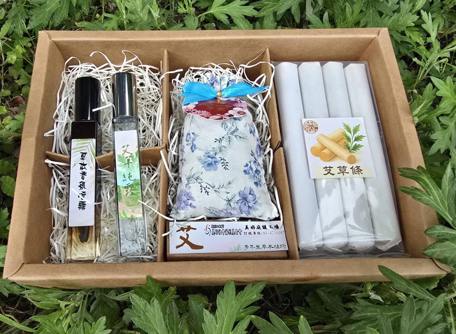 純艾禮盒，產品介紹結合園區特有的香草植物，打造出純天然、最有手作溫度的養生好禮。所有產品皆以純手工製成，從採集、挑選到加工，每一步都蘊含細心與專注。
艾草條：天然日曬、純淨無添加，手工捲製香氣溫和。艾草香包：以新鮮艾草曬乾後製成，放置衣櫃、枕邊都能散發淡雅草本香。左手香酒精噴霧：以園區栽種的左手香萃取，清新氣味、使用安心。艾草純露：蒸餾萃取保留草本純粹香氣，可作環境噴霧、空間淨化。
一盒集結自然草本精華，是最貼心、最療癒的日常守護禮。
