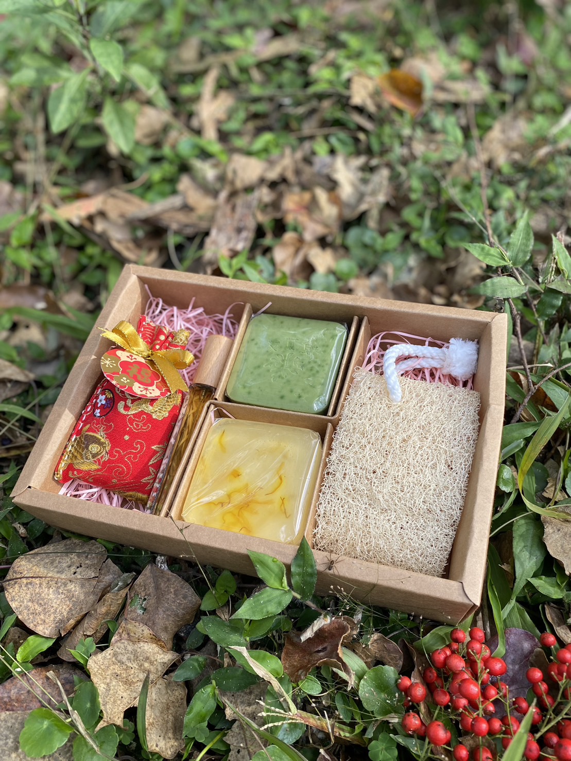 艾在一起香氛禮盒，產品介紹從原料培育、製作、到包裝皆為身心障礙員工親力親為，就是要給您最健康安全的品質 ！

成份：
艾草手工皂：天然艾草粉、艾草精油、綿羊油皂
金盞花皂：金盞花、萬壽菊精油、胺基酸皂、乳霜皂
香氛噴霧：左手香、酒精、香茅精油
手工香包：100%艾草
天然絲瓜絡： 天然絲瓜絡

用途：
沐浴潔淨/預防蚊蟲叮咬、手部消毒…
