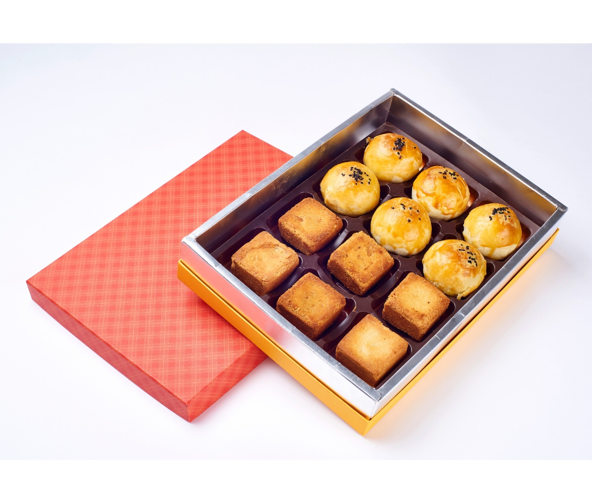 鳳黃綜合禮盒(12入)，產品介紹鳳梨酥6入，蛋黃酥6入。單入包裝